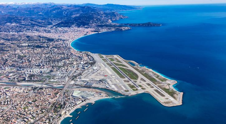 Guide Complet Aéroport Nice 2025: Terminaux, Parking & Transferts